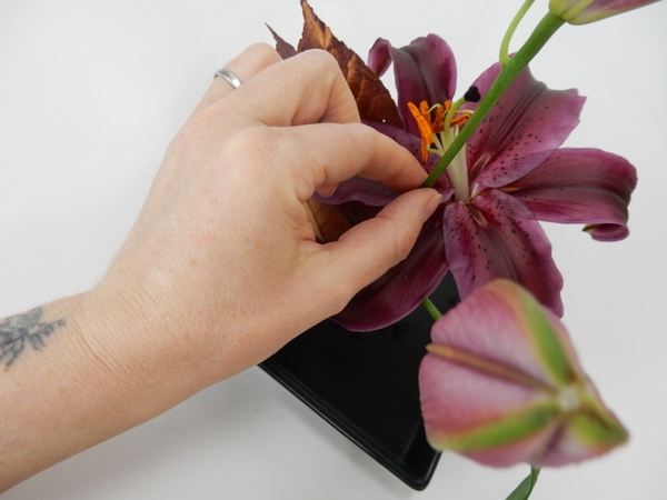 Place your flower stem in the teeth of the Kenzan Place your flower stem in the teeth of the Kenzan
