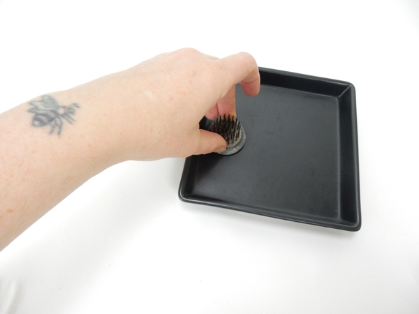Press the Kenzan onto the design container and twist Press the Kenzan onto the design container and twist
