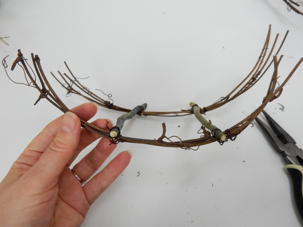 Connect the skids with two twigs Connect the skids with two twigs