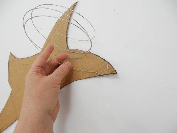 Secure the wire to one point and start to wrap the wire lightly around the shape. Secure the wire to one point and start to wrap the wire lightly around the shape.