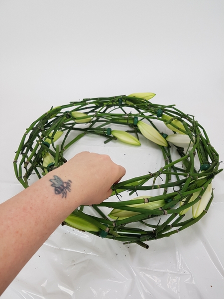 Gently match the two wreaths. Gently match the two wreaths.