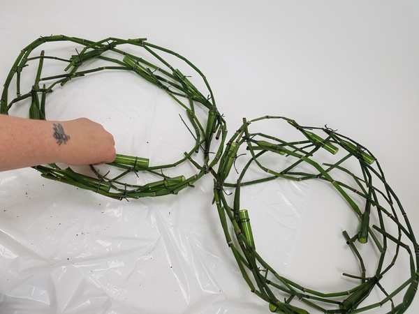 Wire the tubes into the second wreath to go into the opposite direction Wire the tubes into the second wreath to go into the opposite direction