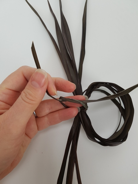 Secure the flax loop with a knot Secure the flax loop with a knot