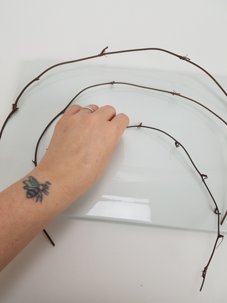 Arrange the three sections on the edge of your working surface Arrange the three sections on the edge of your working surface