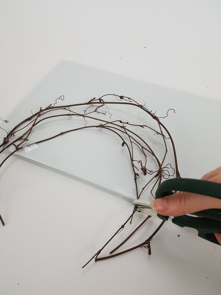 Cut the half moon armature at the edge of the working surface. Cut the half moon armature at the edge of the working surface.