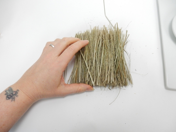 Place the ripped flax on a working surface. Place the ripped flax on a working surface.