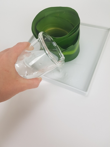 Pour water into the container Pour water into the container