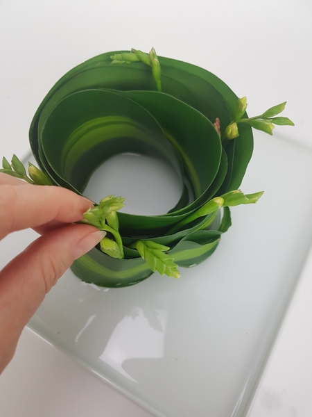 Wiggle the stems between the layers of leaf. Wiggle the stems between the layers of leaf.