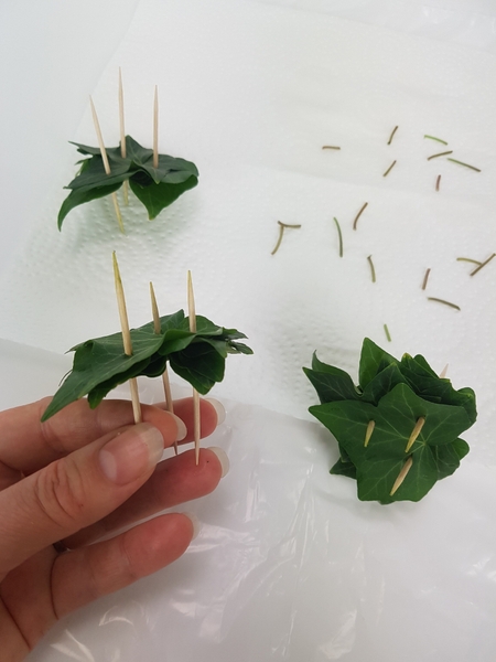 Pierce the third skewer through the leaves. Pierce the third skewer through the leaves.