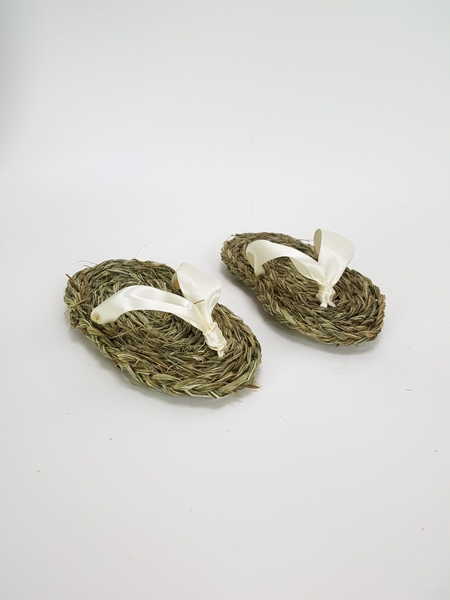 Braid foliage to make sandals Braid foliage to make sandals