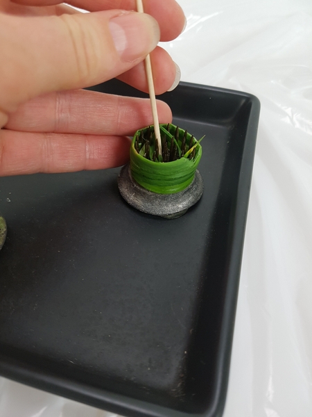 Press the leaf end into the kenzan to secure. Press the leaf end into the kenzan to secure.