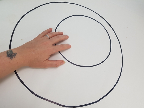 Draw the wreath pattern on cardboard Draw the wreath pattern on cardboard