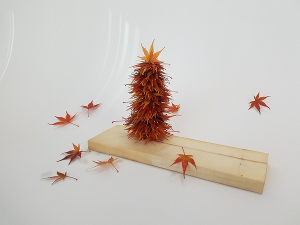 Easy to make Christmas tree from autumn leaves Easy to make Christmas tree from autumn leaves