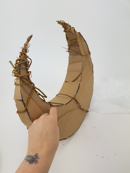 Use the thinnest stems for the smaller end pieces. Use the thinnest stems for the smaller end pieces.