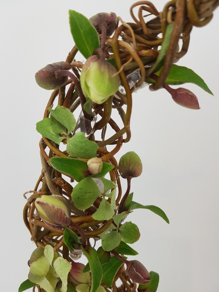 Using tiny drinking straws as water tubes in floral design Using tiny drinking straws as water tubes in floral design