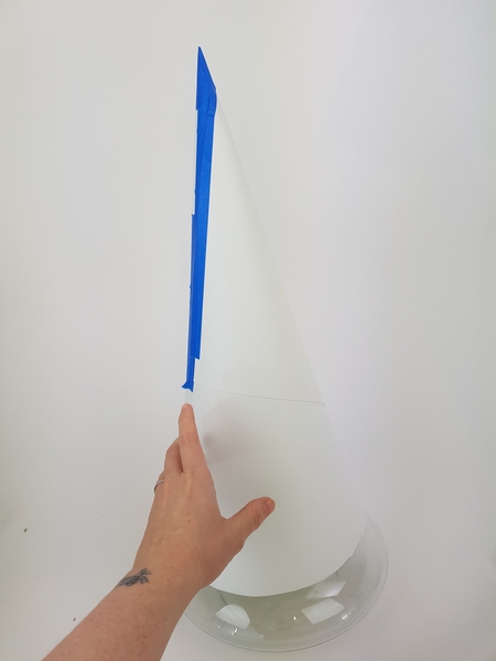 Fit the cone on a display container Fit the cone on a display container