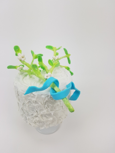 Fondant mistletoe cake Fondant mistletoe cake