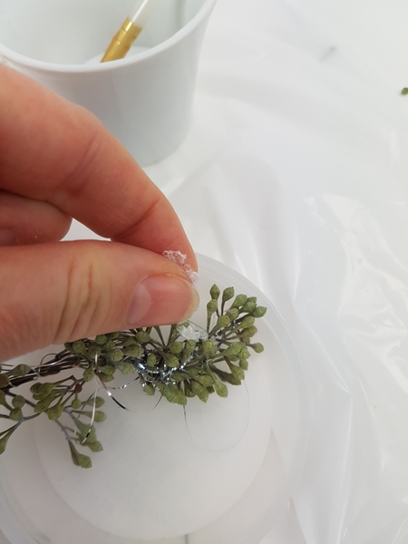 Add a bit of artificial snow to the garland Add a bit of artificial snow to the garland