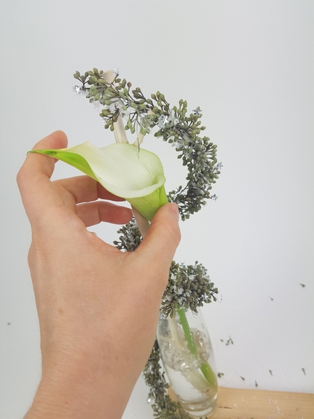 Dressing up a single elegant flower Dressing up a single elegant flower