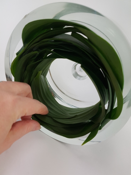 Keep rolling the container while stacking leaves in the inside Keep rolling the container while stacking leaves in the inside