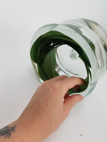 Roll the container while stacking the leaves to cover the surface Roll the container while stacking the leaves to cover the surface