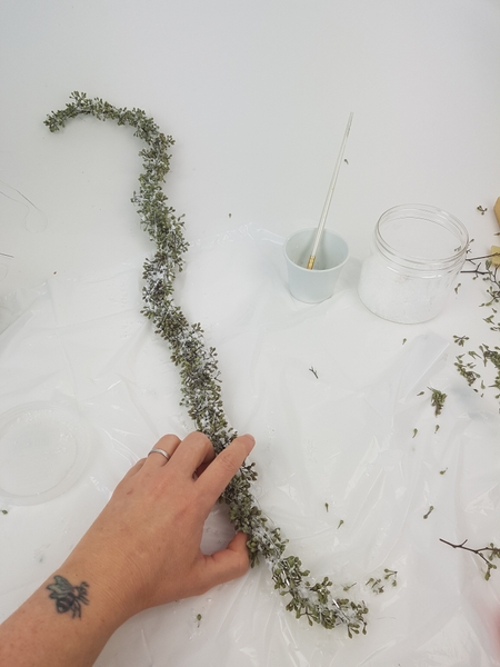 Set the garland aside so that the glue can dry completely Set the garland aside so that the glue can dry completely