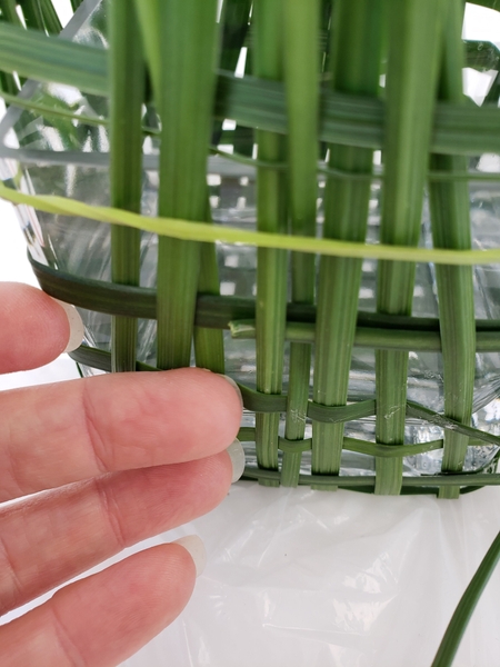Continue to weave so that the end pieces overlap Continue to weave so that the end pieces overlap