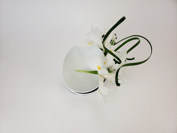 Minimal and contemporary floral arrangement.