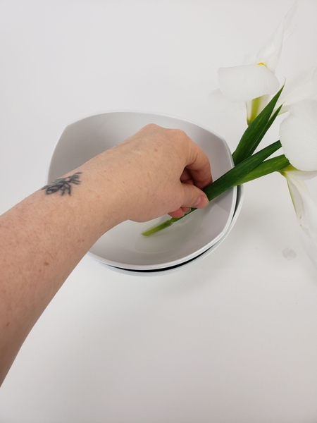 Pour water in the second bowl and place the flower stem Pour water in the second bowl and place the flower stem
