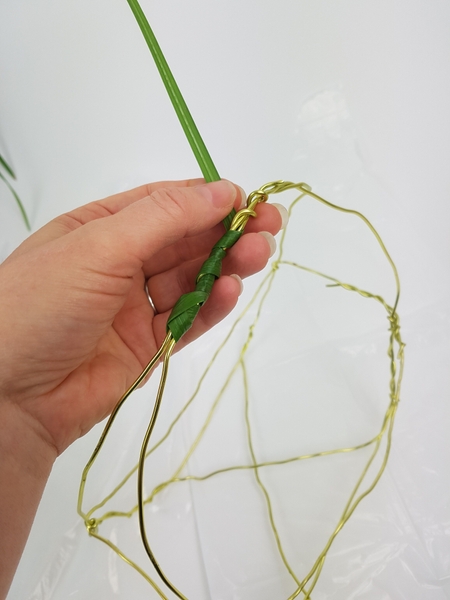 Wrap the grass around the handle part of the basket Wrap the grass around the handle part of the basket