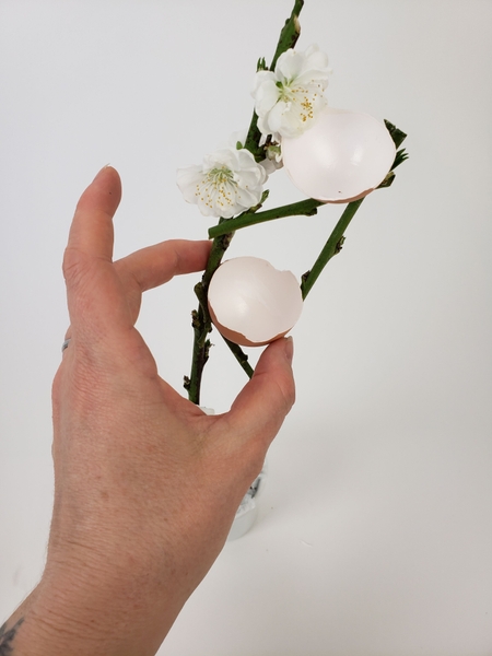 Carefully wedge the eggshells between the twigs Carefully wedge the eggshells between the twigs