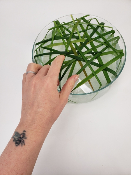 Move around the edge of the container and add grass from all sides Move around the edge of the container and add grass from all sides