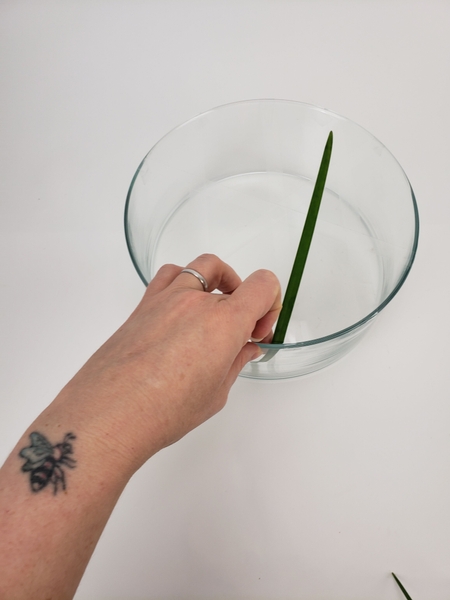 Place the bend so that it is in line with the edge of the container Place the bend so that it is in line with the edge of the container