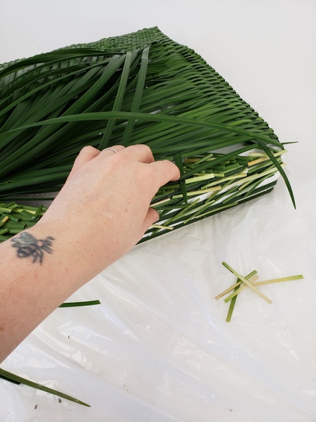 Cover the remaining sides with grass snippets Cover the remaining sides with grass snippets