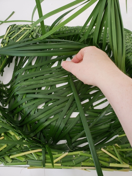 Interweave the blades of grass to create a beautiful pattern