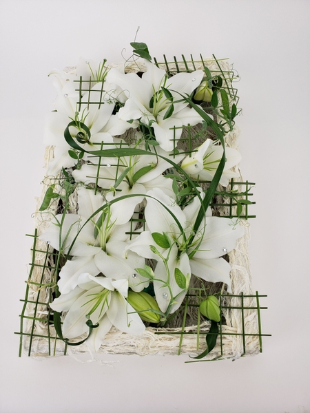 Foam free flower arranging mechanics