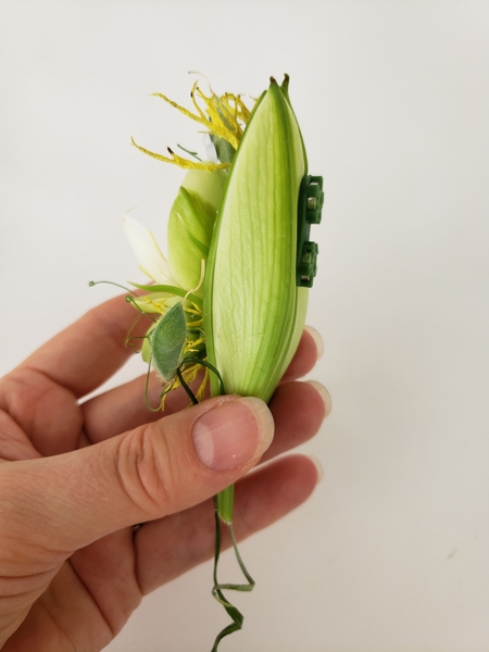 How to design a contemporary corsage using a BoutStix Floral Magnet How to design a contemporary corsage using a BoutStix Floral Magnet