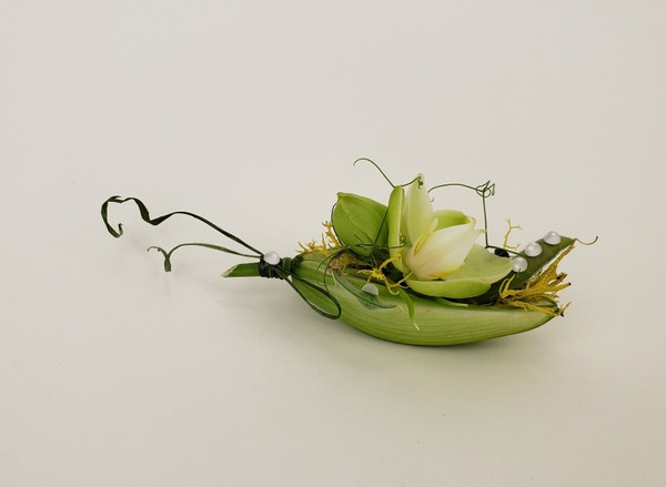 How to design a woodland foraging inspired corsage How to design a woodland foraging inspired corsage