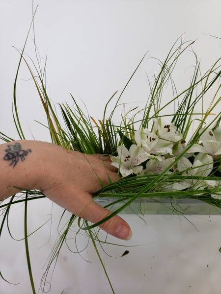 Make the sure the flowers are firmly in the water to remain hydrated Make the sure the flowers are firmly in the water to remain hydrated