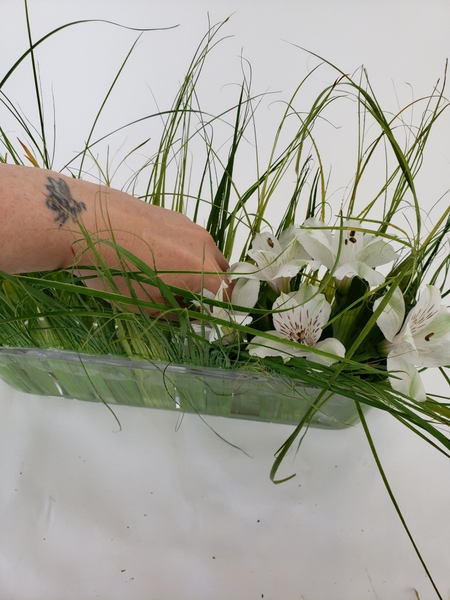 Place fresh flowers in the cavity Place fresh flowers in the cavity