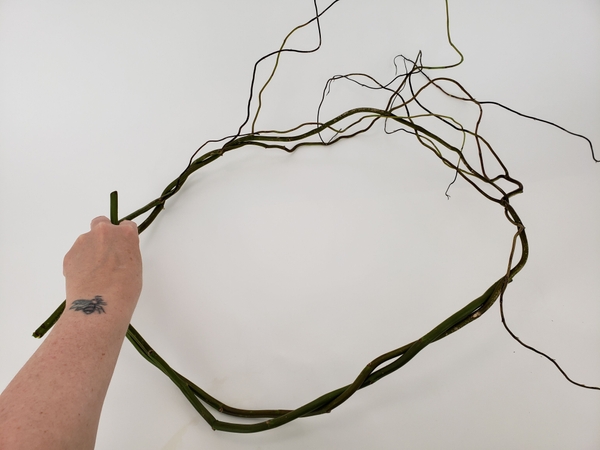 Bend willow branches to shape the wreath Bend willow branches to shape the wreath