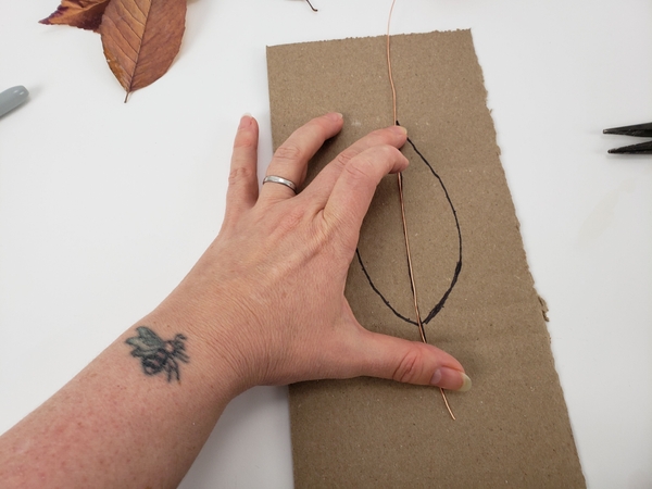 Bend wire to follow the drawn template starting at the middle vein Bend wire to follow the drawn template starting at the middle vein