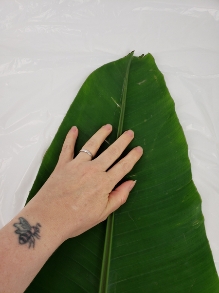 Place a large banana leaf on a flat working surface
