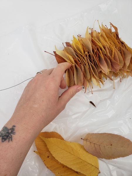 Building up a pretty fall leave garland with a fold in the middle Building up a pretty fall leave garland with a fold in the middle