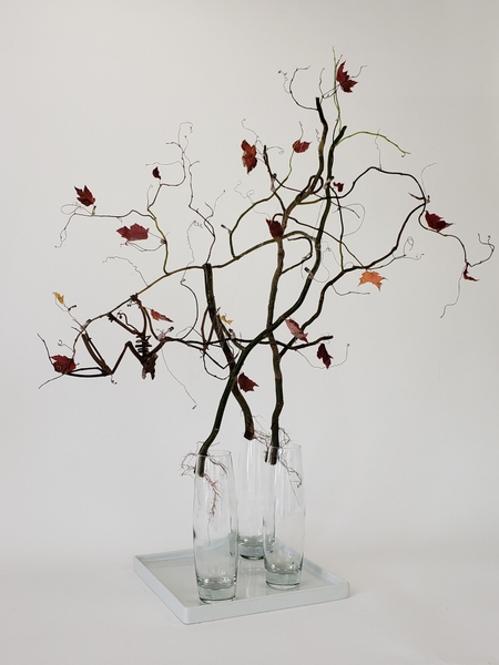 Craft with sticks and leaves to decorate for halloween Craft with sticks and leaves to decorate for halloween