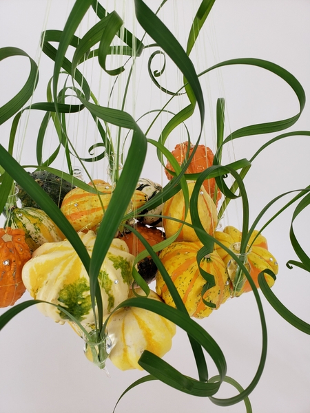 How to make an easy autumn hanging design using pumpkins How to make an easy autumn hanging design using pumpkins