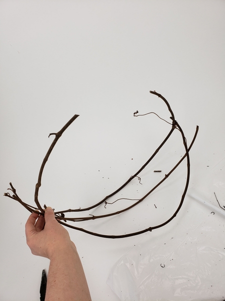 Place the third vine in the middle Place the third vine in the middle