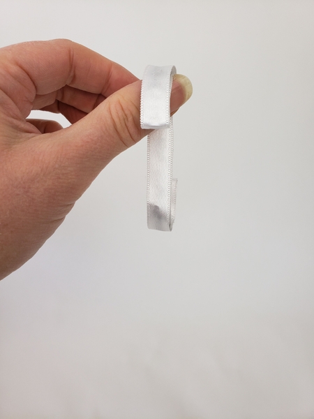 Secure the ribbon ends with glue Secure the ribbon ends with glue