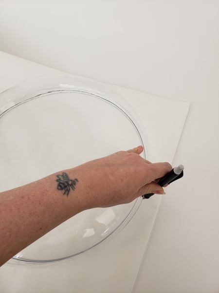 Trace a large circular shape on paper Trace a large circular shape on paper