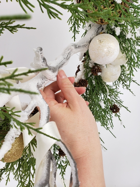 And make sure you add the bulk of the snow fall in the wreath at the same angle And make sure you add the bulk of the snow fall in the wreath at the same angle